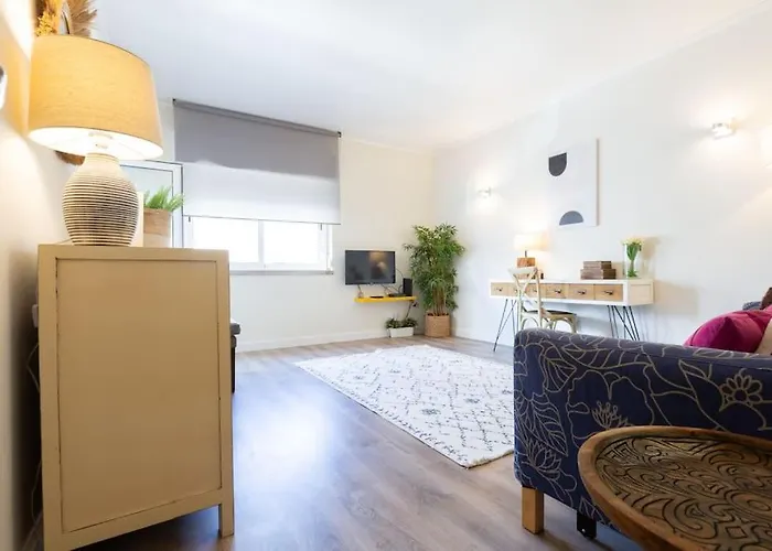 Beachome4u4 / Carcavelos Apartment *