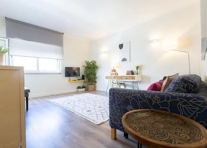 Beachome4u4 / Carcavelos Apartment *